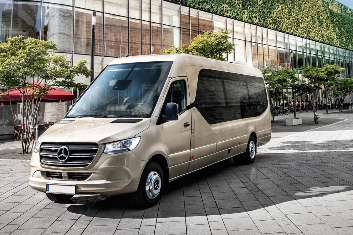 Top 7 Reasons to Choose Minibus Hire for Group Travel